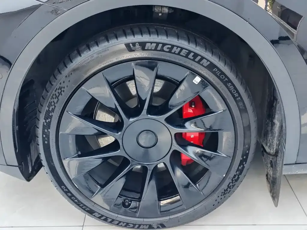 Tesla Model Y — фото 4