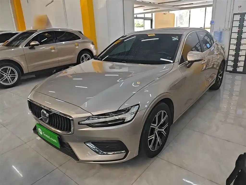 Volvo S60 — фото 1