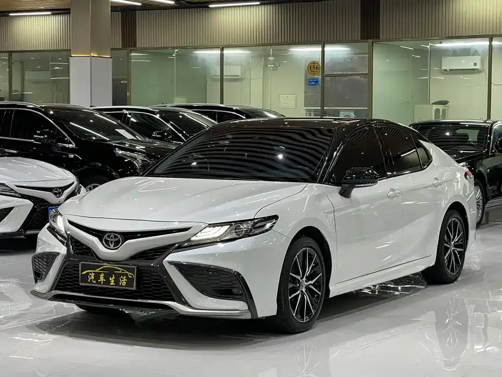 Toyota Camry — фото 1