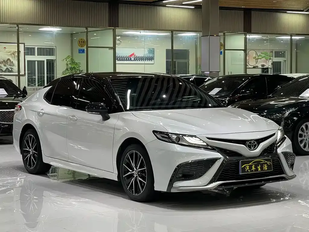 Toyota Camry — фото 2