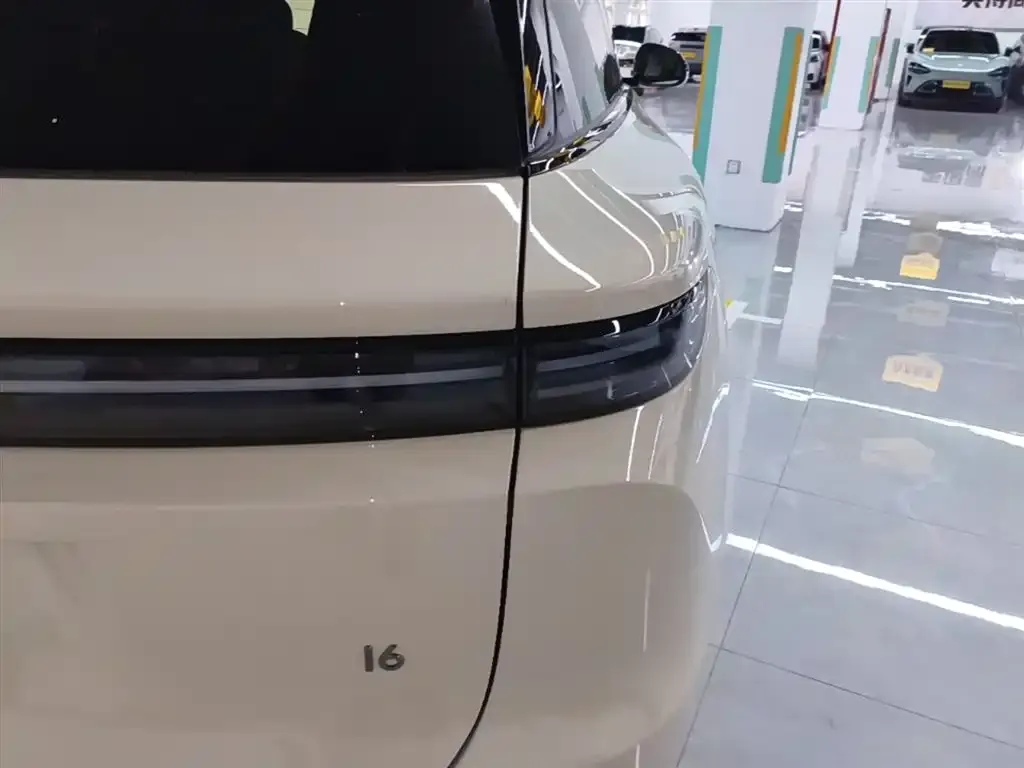 Li Auto i6 — фото 4