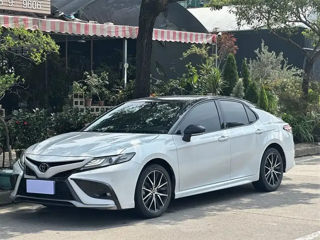 Toyota Camry — фото 1