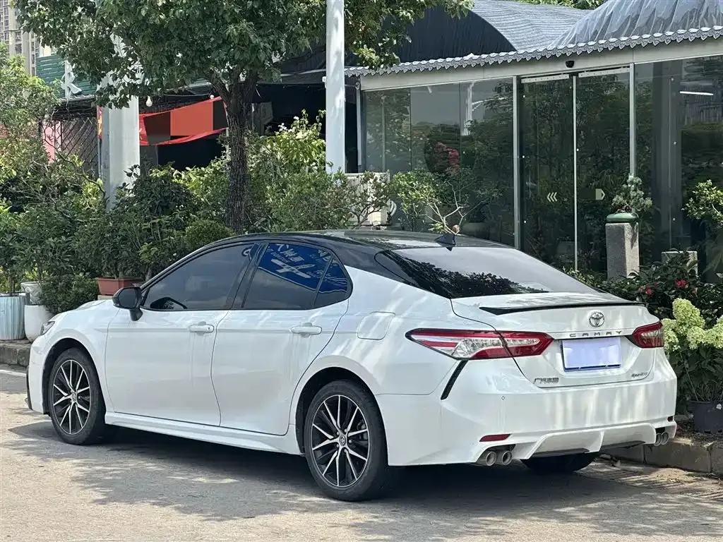 Toyota Camry — фото 5
