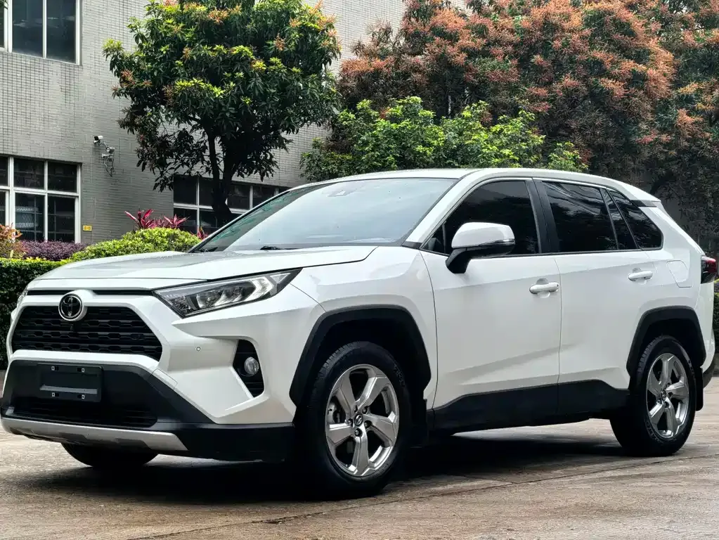 Toyota RAV4 — фото 1