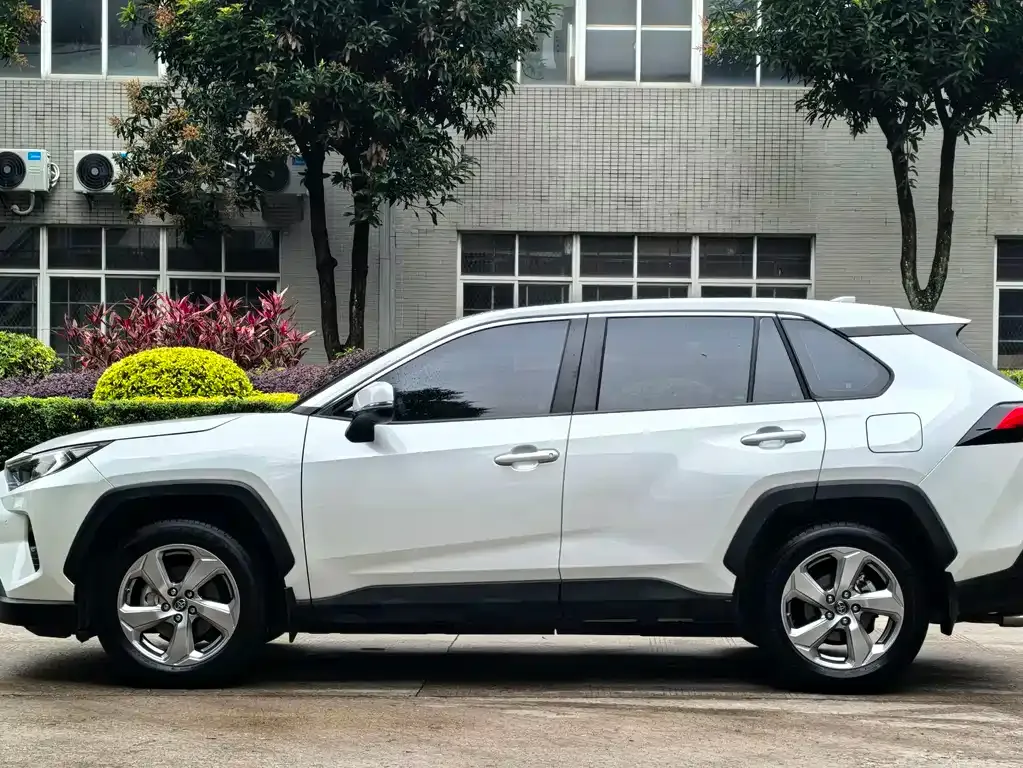 Toyota RAV4 — фото 3