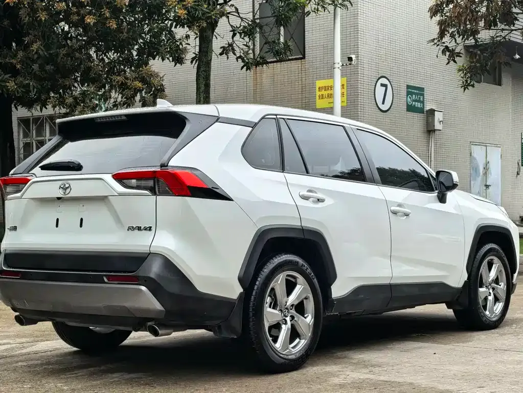 Toyota RAV4 — фото 6