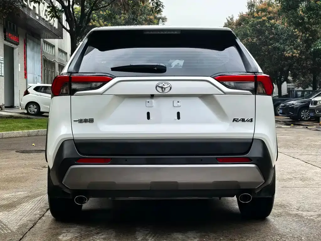 Toyota RAV4 — фото 5