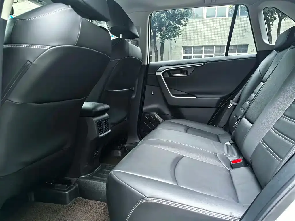 Toyota RAV4 — фото 2