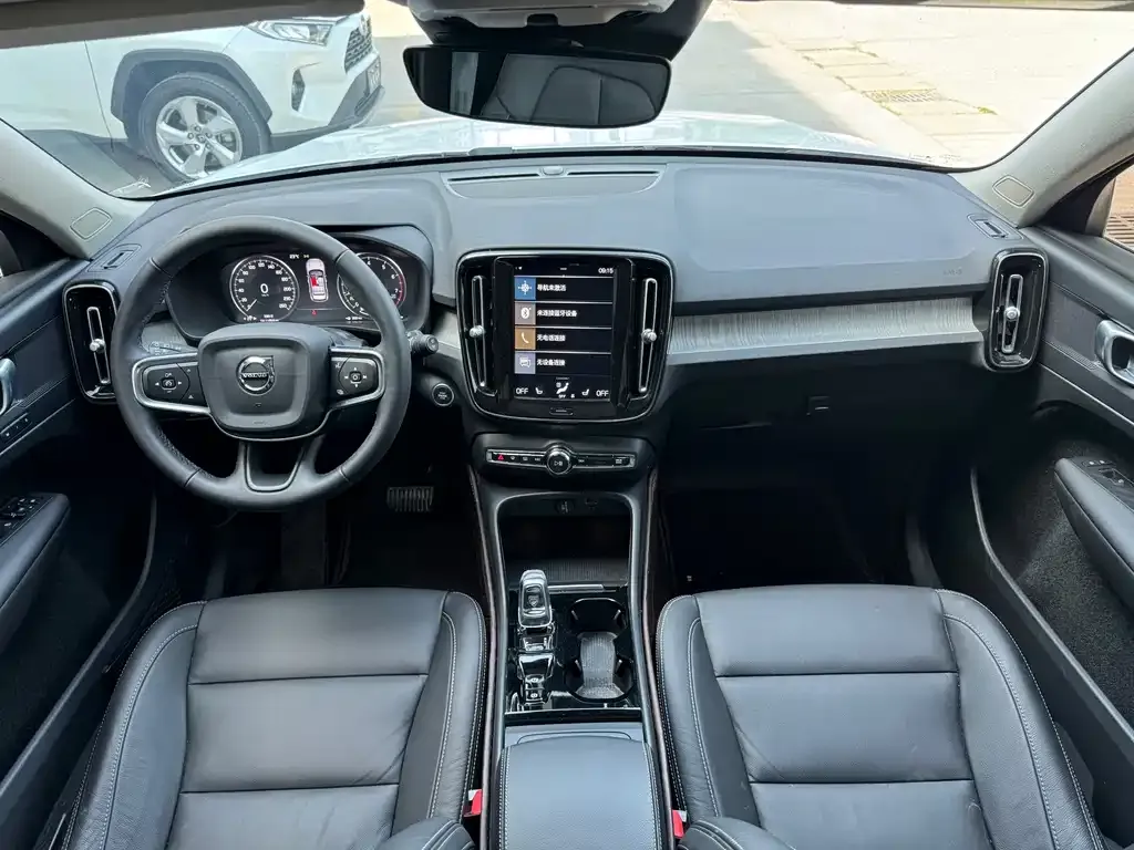 Volvo XC40 — фото 10