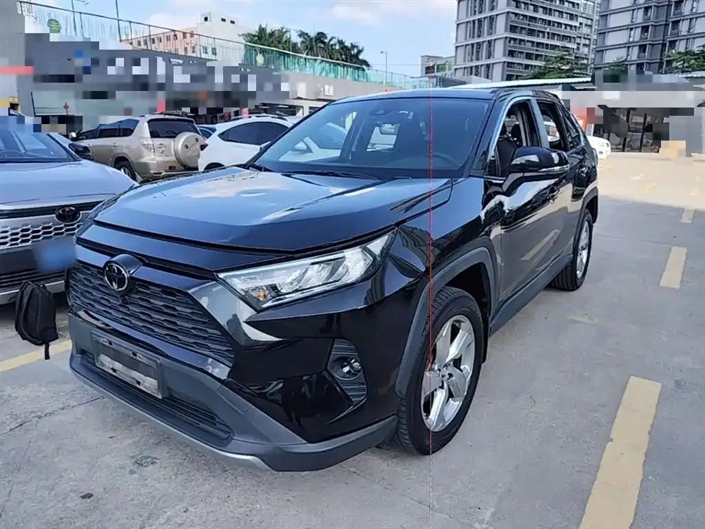Toyota RAV4 — фото 1
