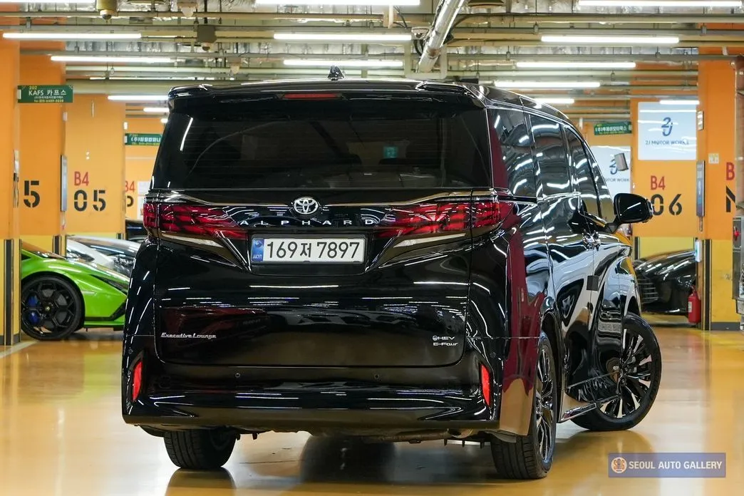 Toyota Alphard — фото 8