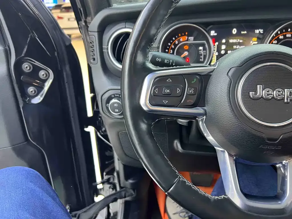 Jeep Wrangler — фото 10