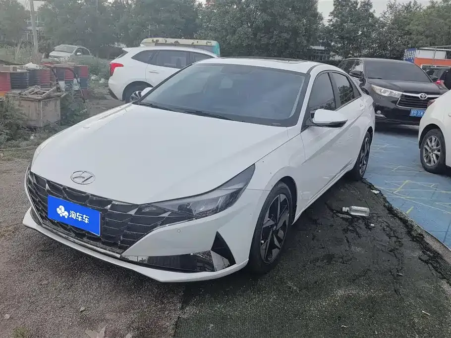 Hyundai Elantra — фото 1