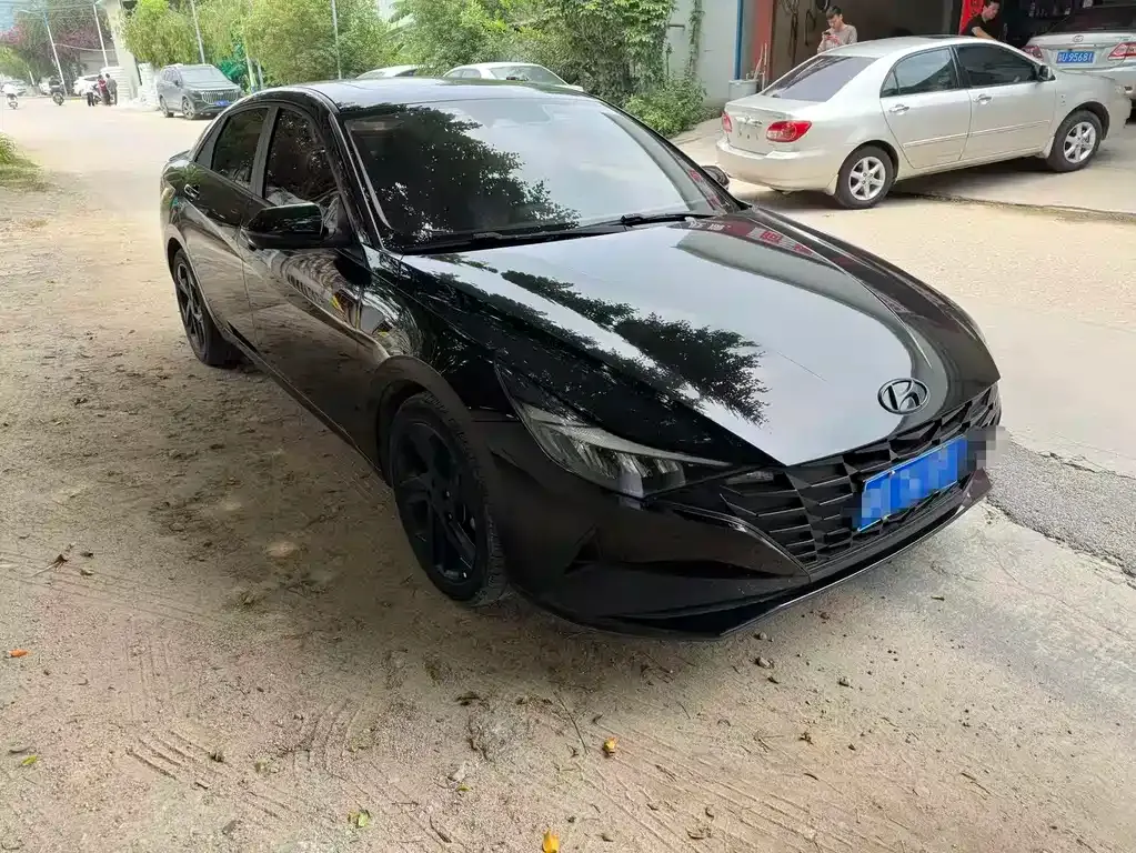 Hyundai Elantra — фото 1