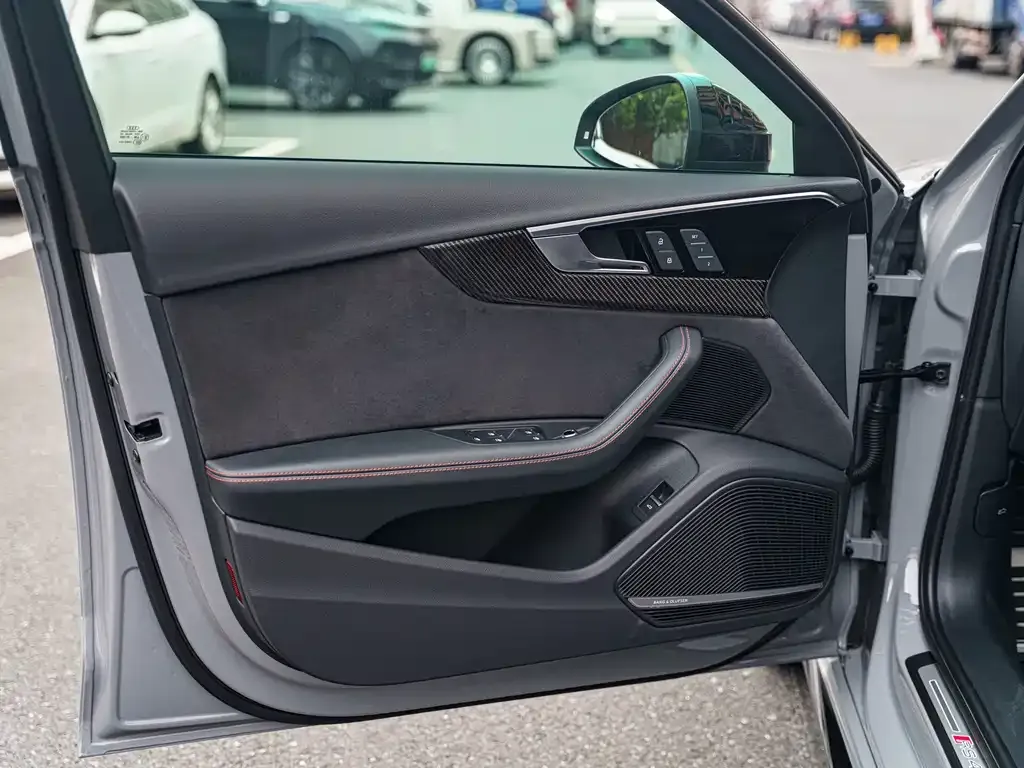 Audi RS 4 2023 из CN, фото 5