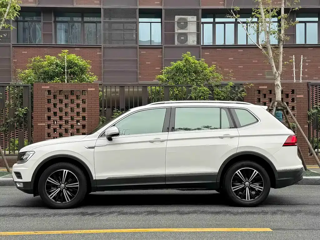 Volkswagen Tiguan L — фото 10