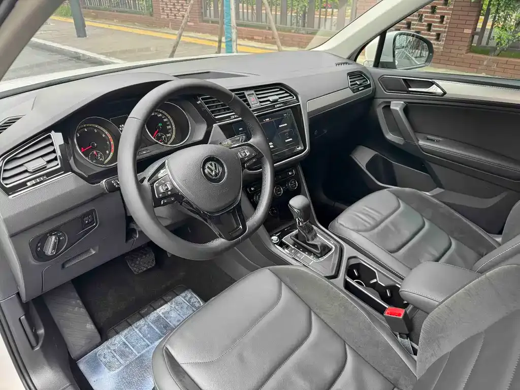 Volkswagen Tiguan L — фото 8