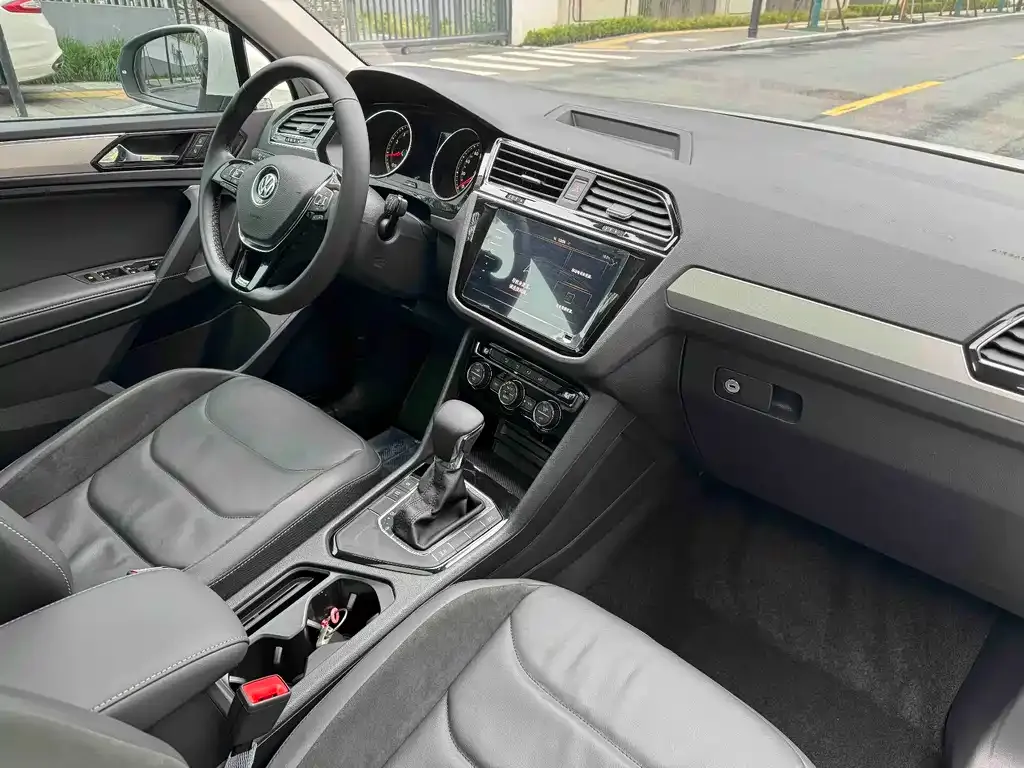 Volkswagen Tiguan L — фото 3