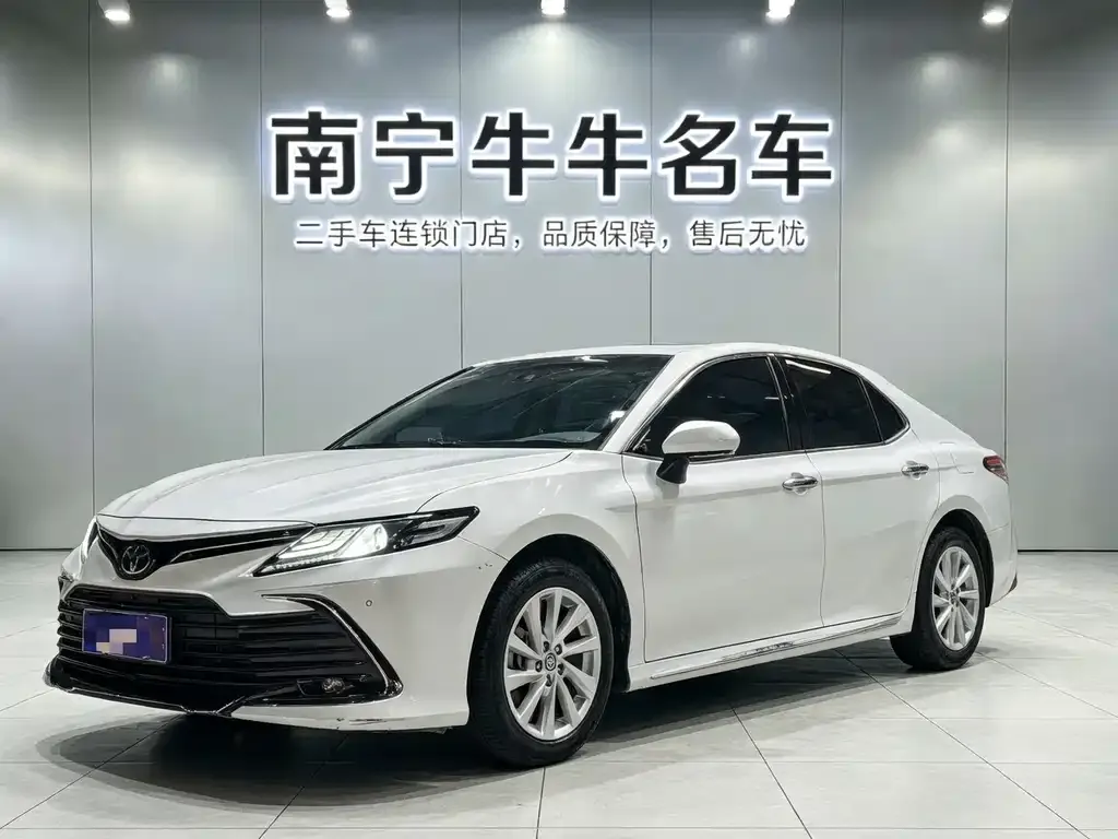 Toyota Camry — фото 1