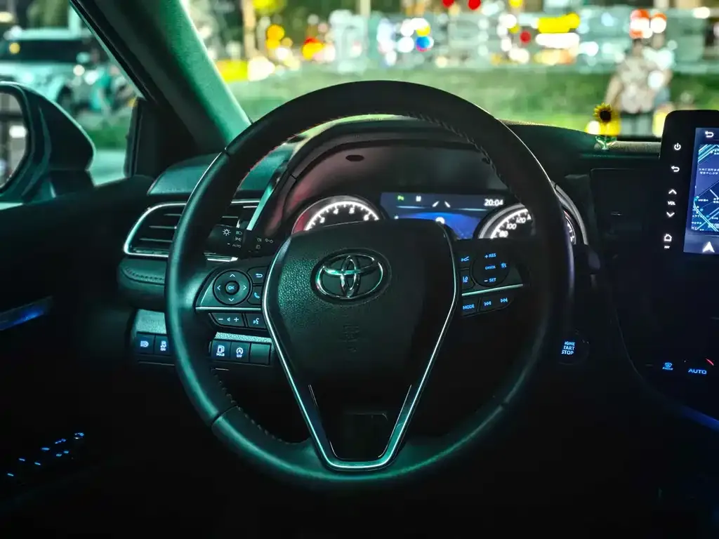 Toyota Camry — фото 5