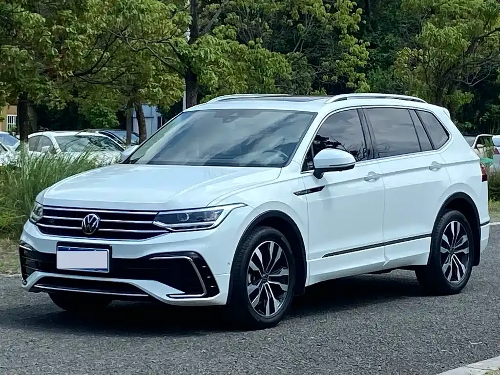 Volkswagen Tiguan L — фото 1