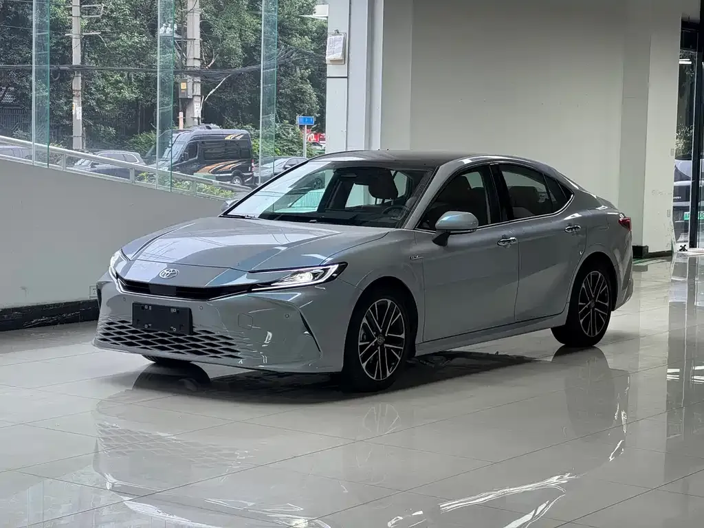 Toyota Camry — фото 1