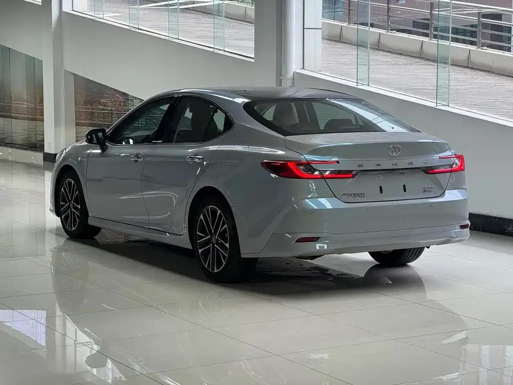 Toyota Camry — фото 10