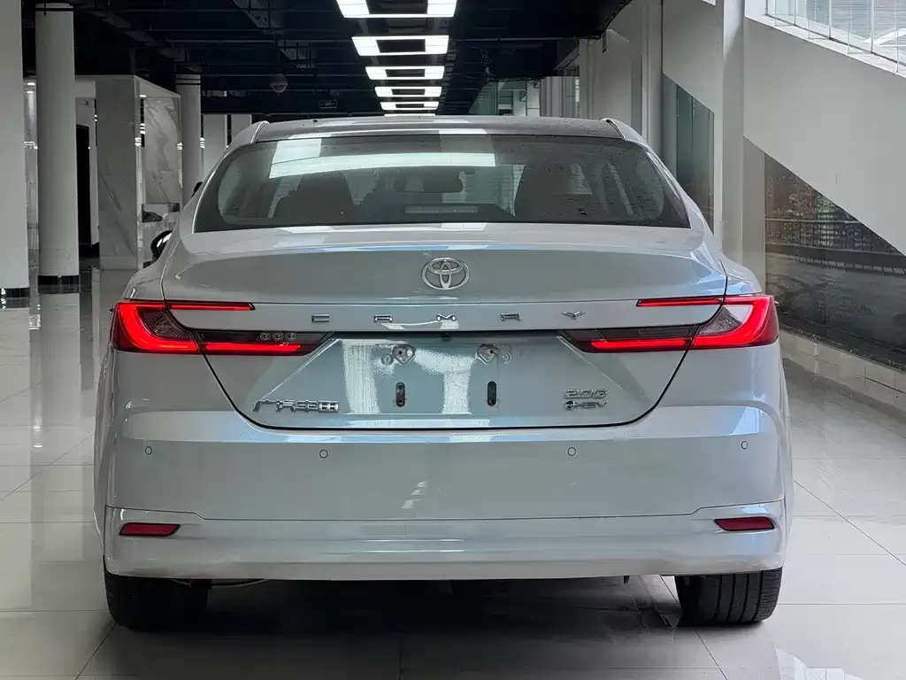 Toyota Camry — фото 5
