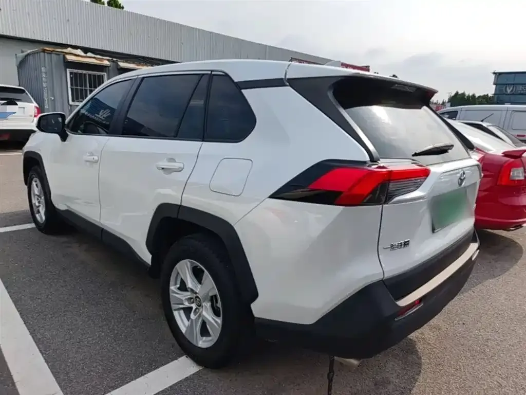 Toyota RAV4 — фото 8