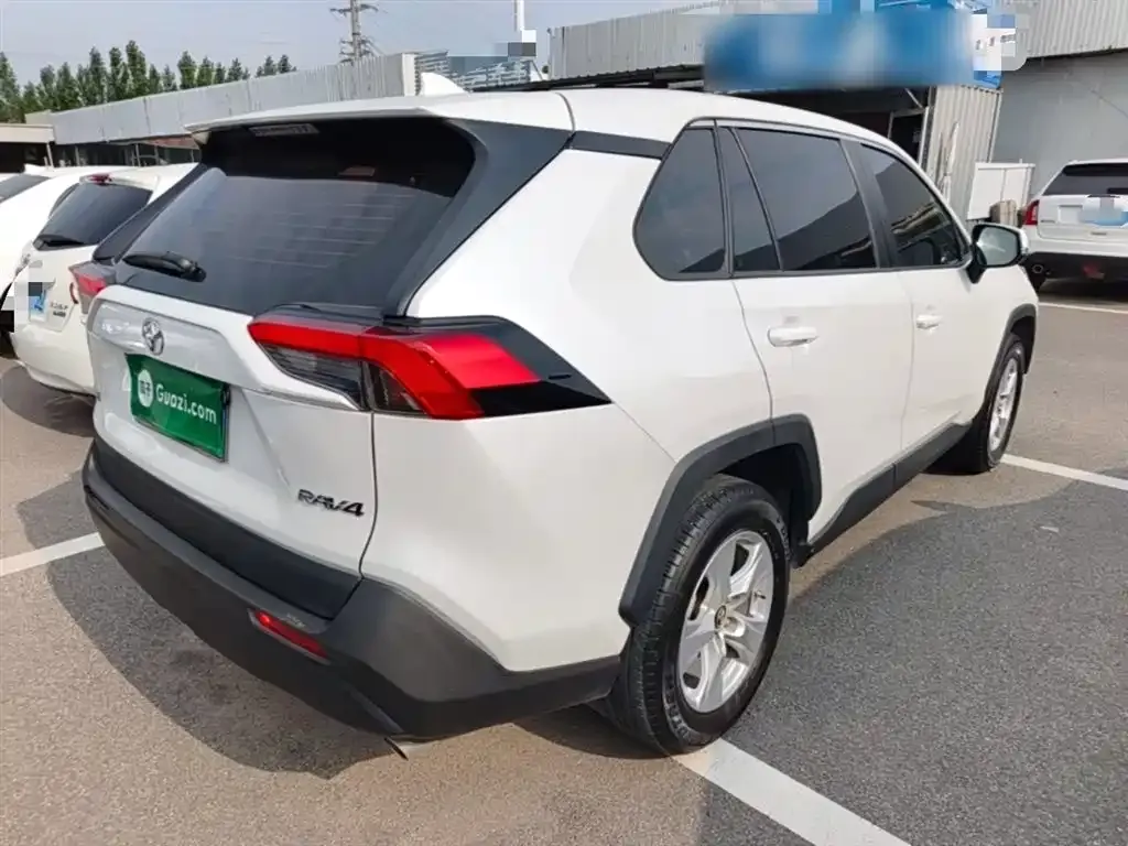 Toyota RAV4 — фото 4