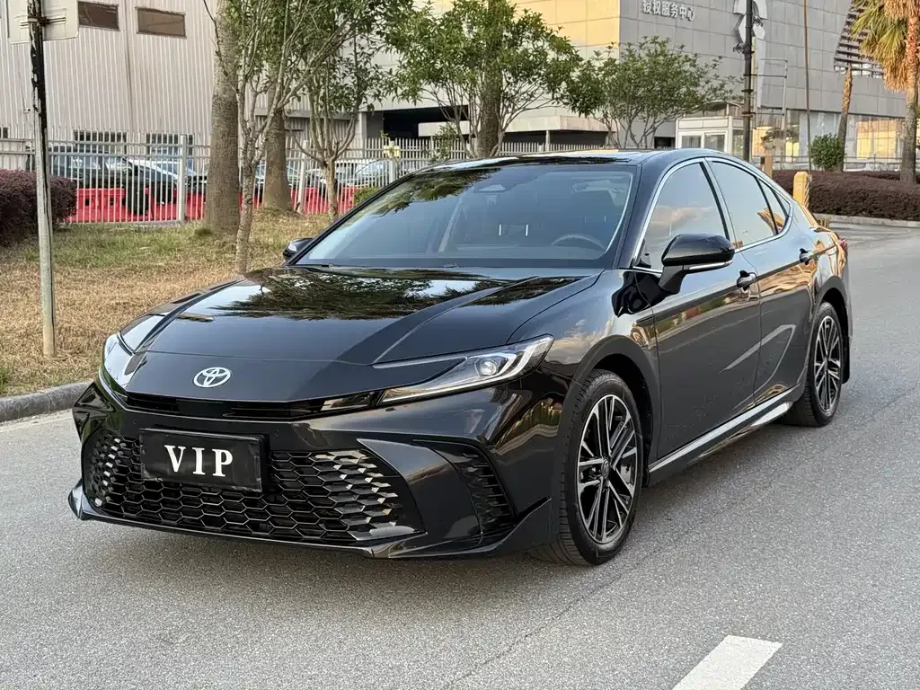 Toyota Camry — фото 1