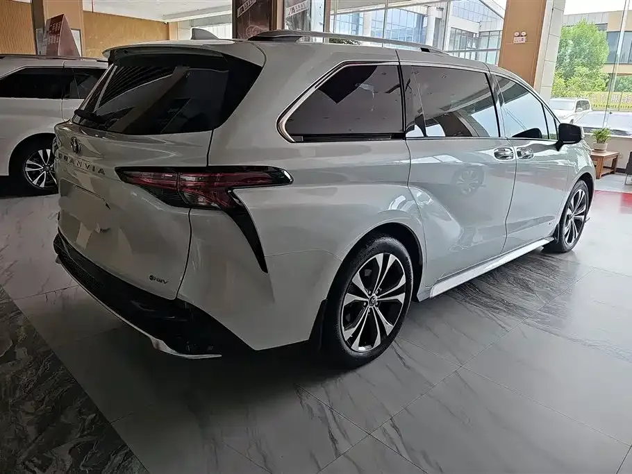 Toyota Granvia — фото 6