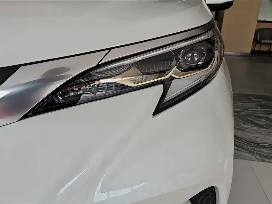 Toyota Granvia — фото 2