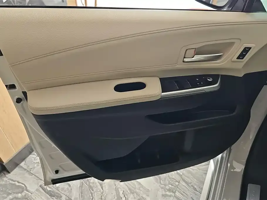 Toyota Granvia — фото 3