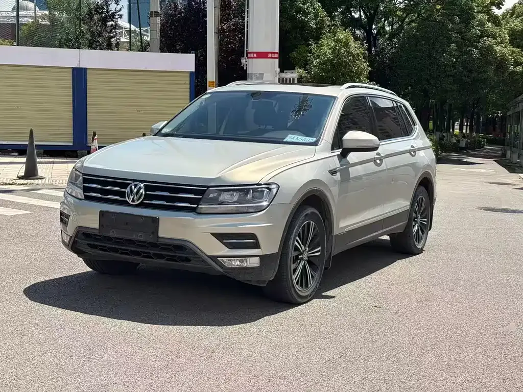 Volkswagen Tiguan L — фото 1
