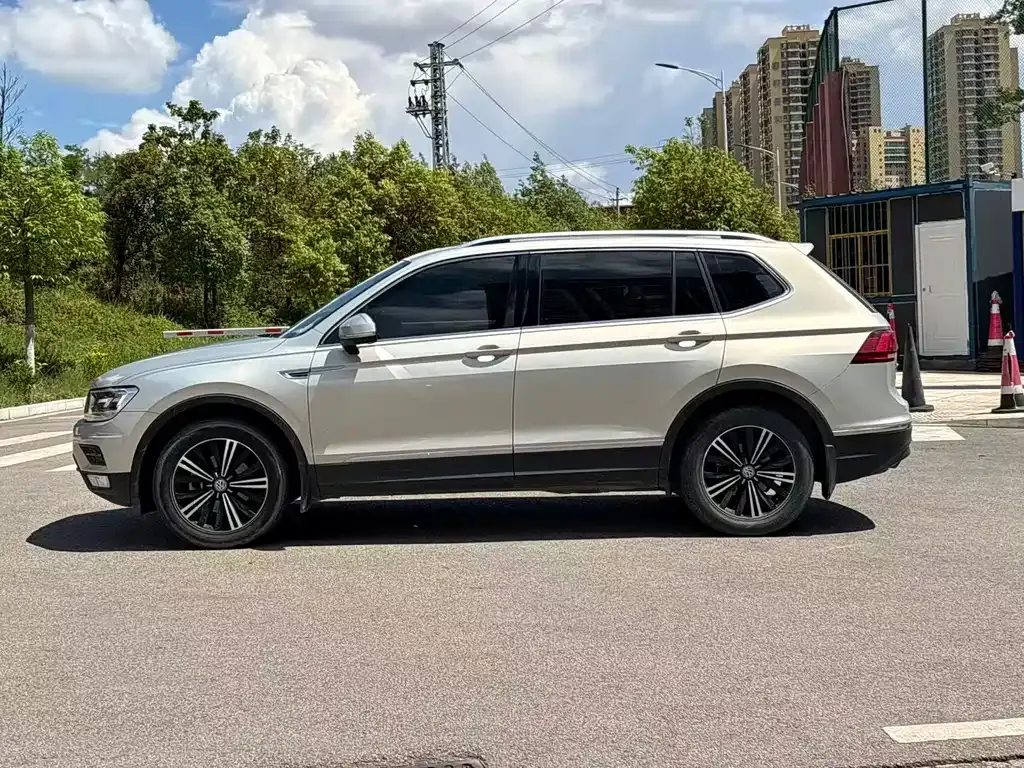 Volkswagen Tiguan L — фото 7
