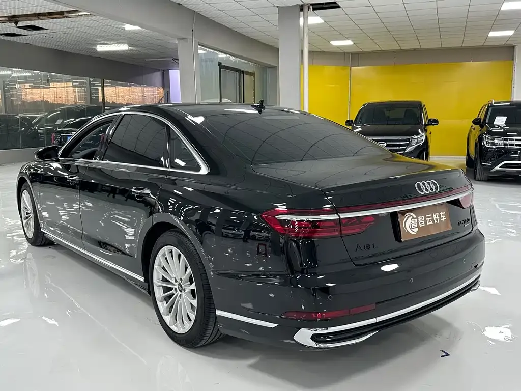 Audi A8 — фото 4