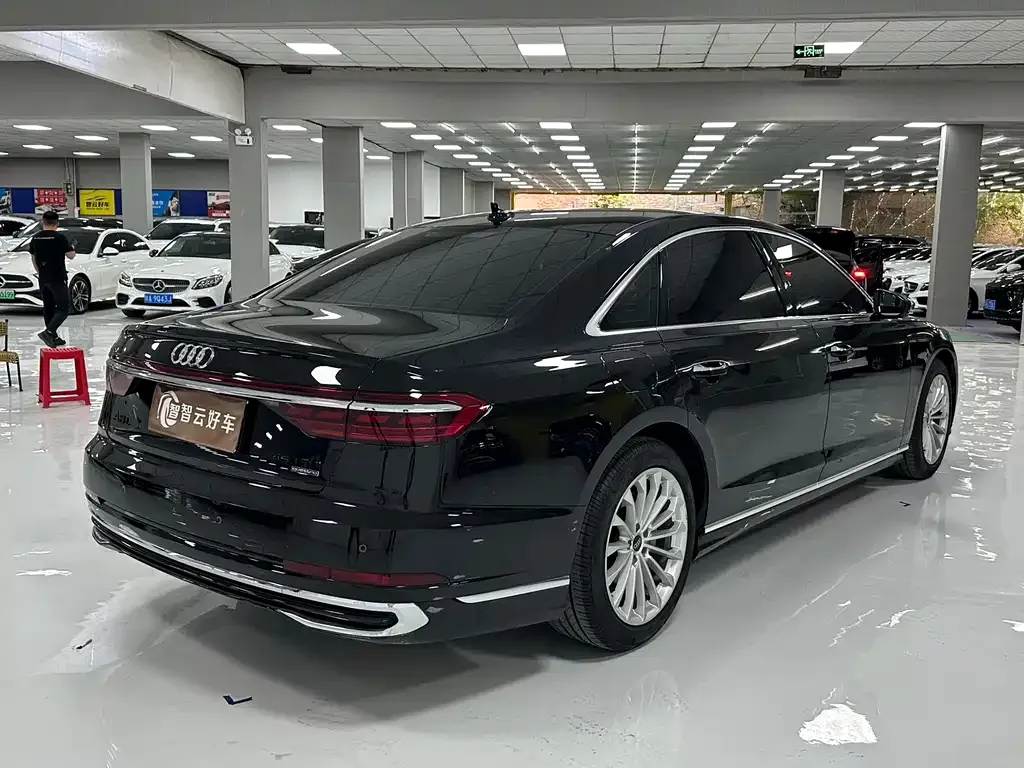 Audi A8 — фото 5