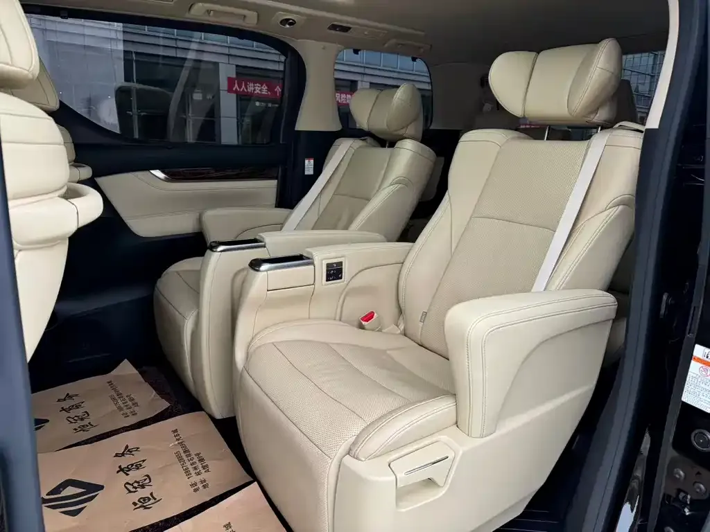 Toyota Alphard — фото 7