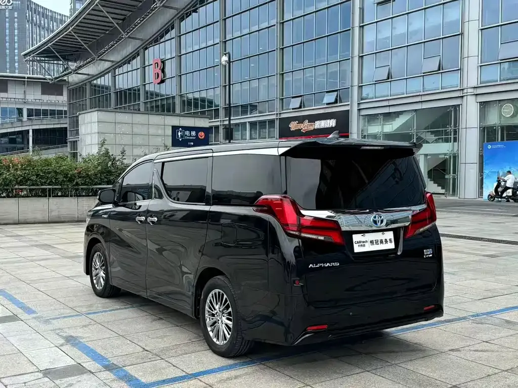 Toyota Alphard — фото 9