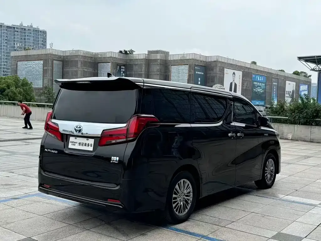 Toyota Alphard — фото 4