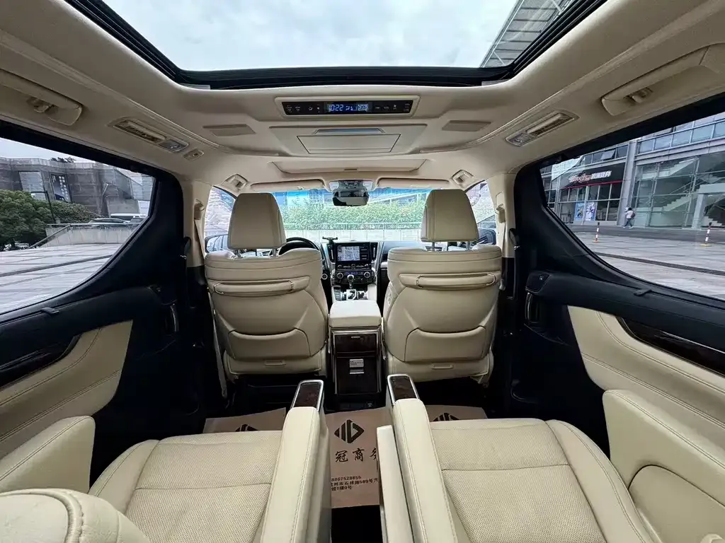 Toyota Alphard — фото 5