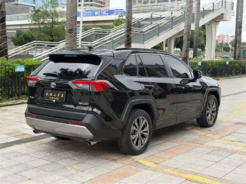 Toyota RAV4 — фото 7