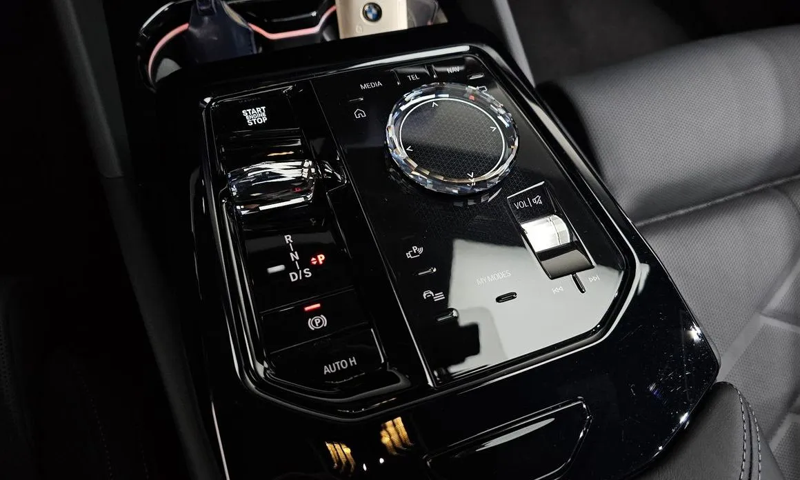 BMW 5-Series 2025 из KR, фото 8