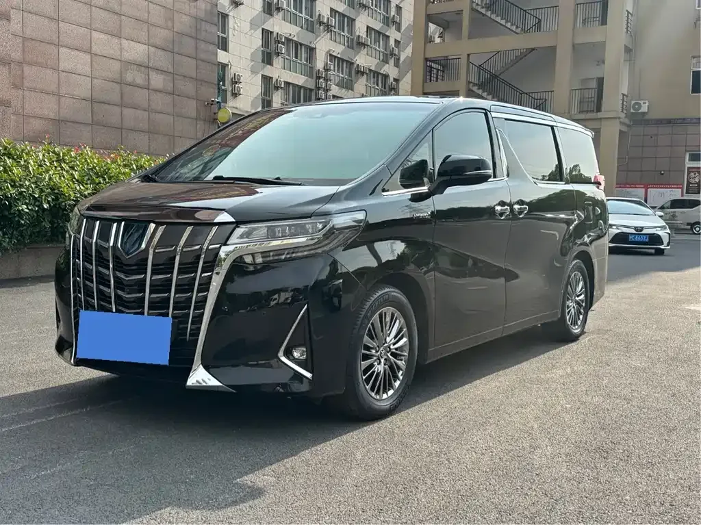 Toyota Alphard — фото 1
