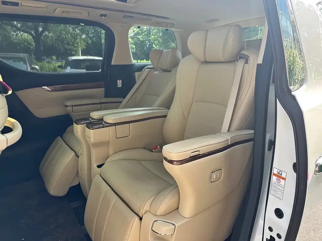 Toyota Alphard — фото 2