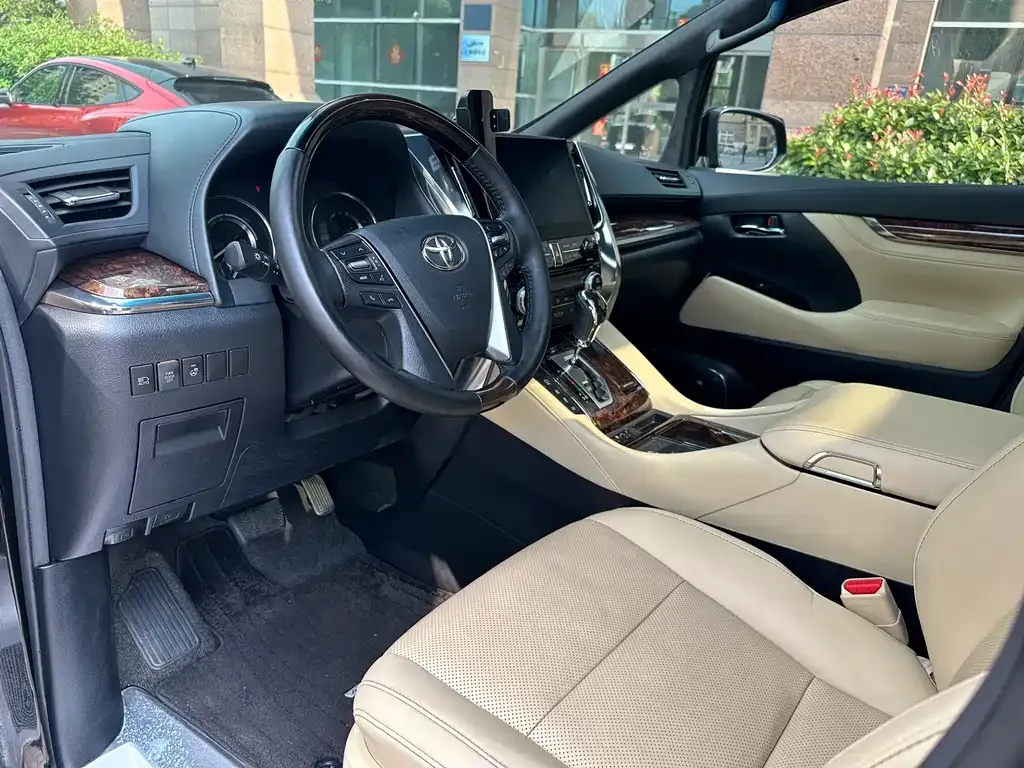 Toyota Alphard — фото 7