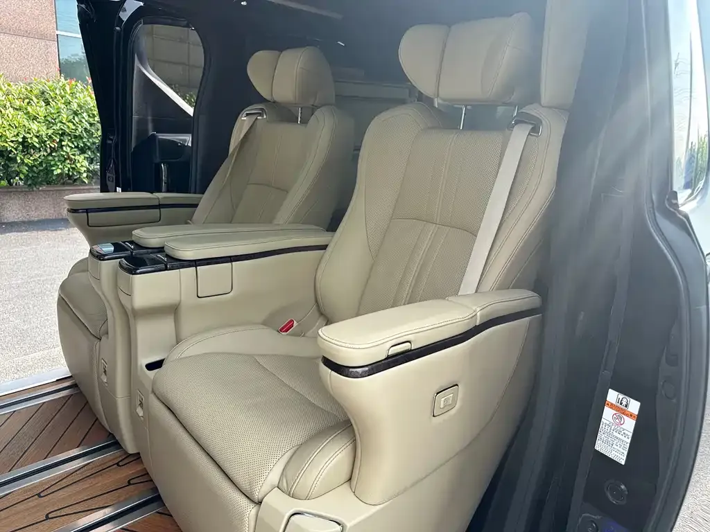 Toyota Alphard — фото 6