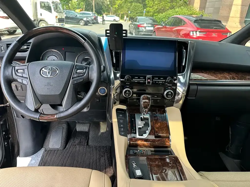 Toyota Alphard — фото 8