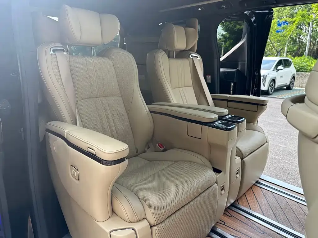 Toyota Alphard — фото 3